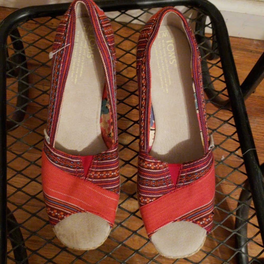 Toms multicolored wedges 7W red pattern